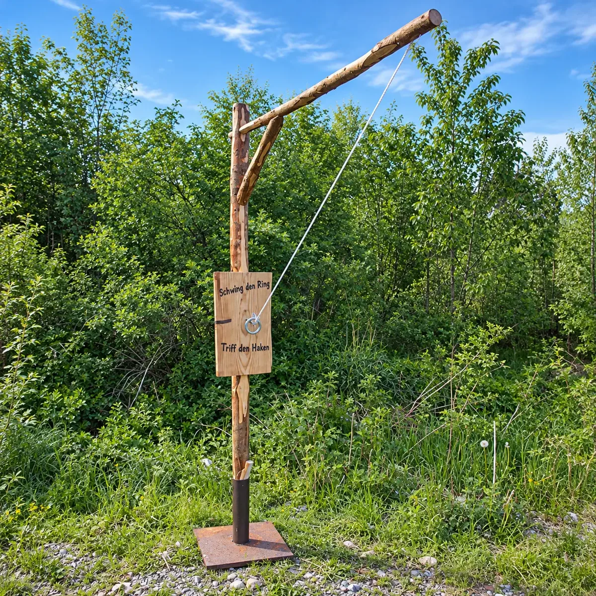 Triff den Haken: Holzgalgen aus Naturholz mit Ring an einer Schnur und Holzschild „Schwing den Ring – Triff den Haken“ – Holzspiel zum Mieten im Hochschwarzwald