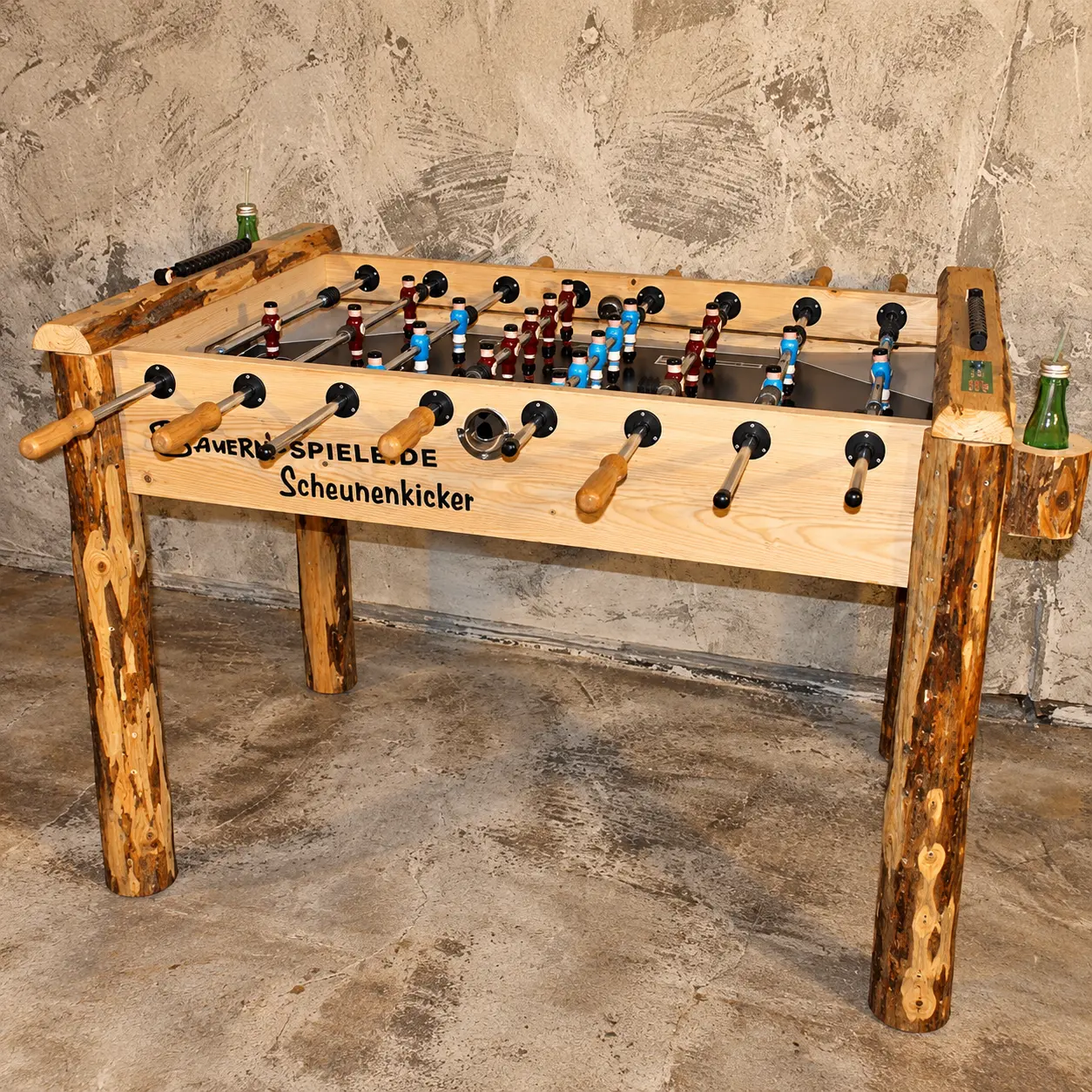 Tischkicker aus massivem Holz mit Rundholzbeinen und Korkgriffen – handgefertigter Tischfußball zum Mieten im Hochschwarzwald