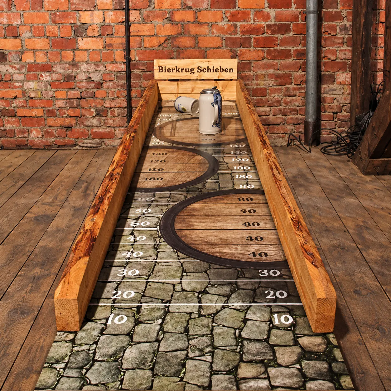 Krugschieben-Bahn aus Holz mit Punktewerten von 10 bis 180, Fass-Zielfeldern und Bierkrug – rustikales Holzspiel zum Mieten im Hochschwarzwald