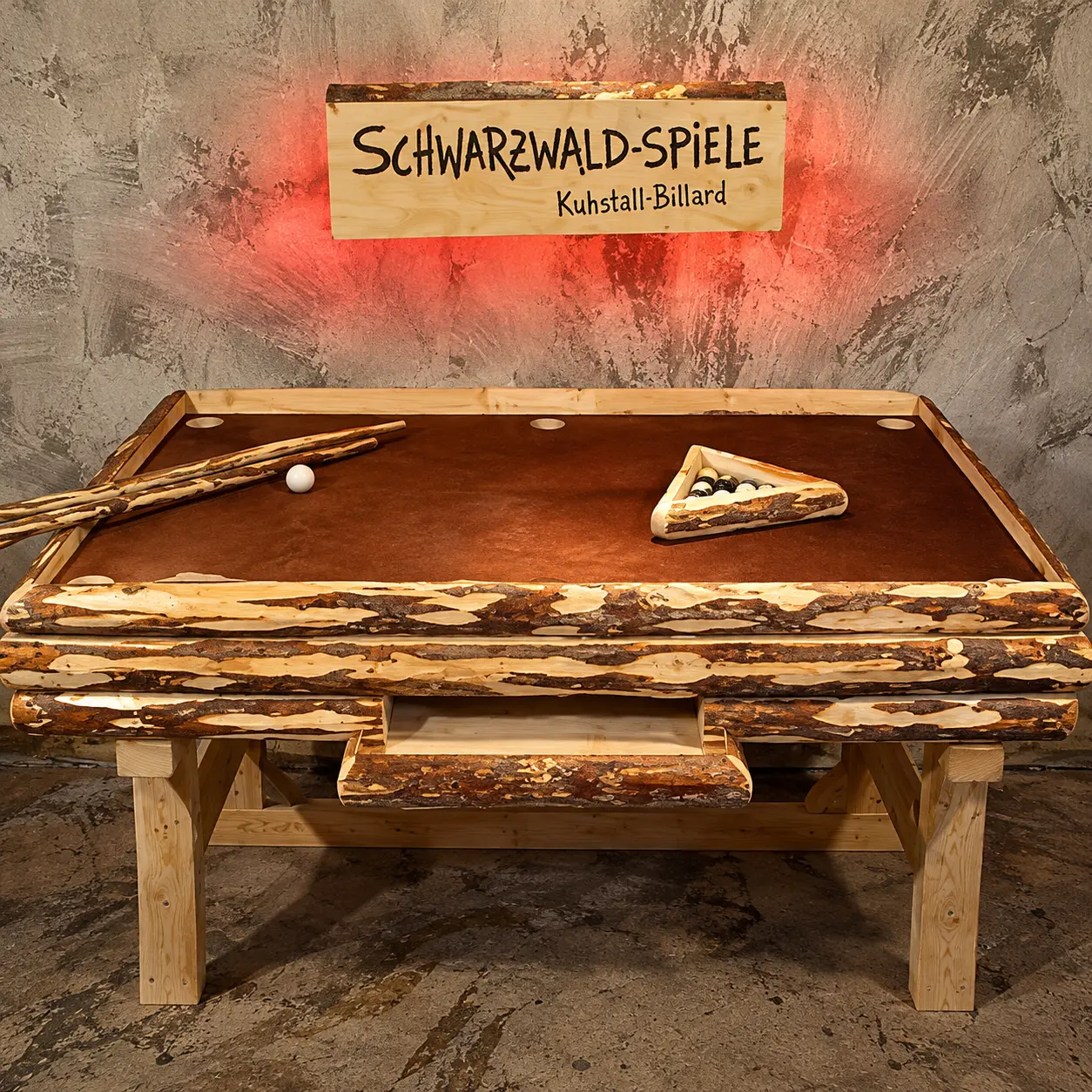 Schwarzwald-Billard: rustikaler Billardtisch aus Naturholz mit kuhfellbezogener Spielfläche, Ast-Queues und Golfbällen im Dreieck, im Kuhstall-Ambiente – Holzspiel zum Mieten im Hochschwarzwald