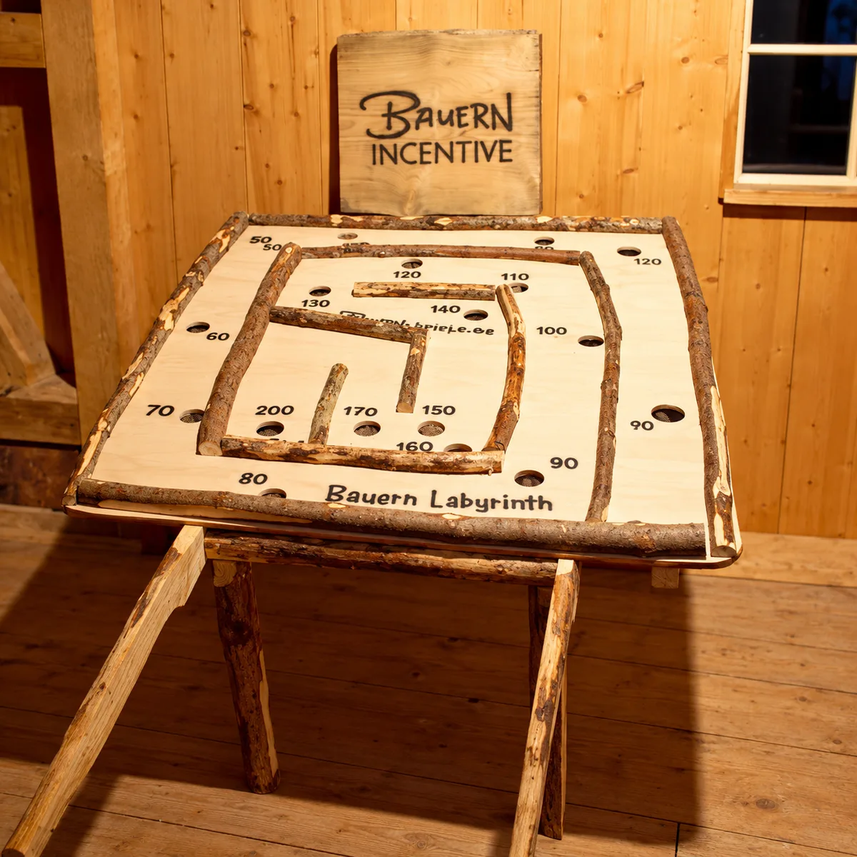 Bauern Labyrinth: großes Holz-Labyrinthspiel mit Begrenzungen aus gespaltenem Astholz, nummerierten Punktefeldern und langem Holzgestell zum Neigen – Geschicklichkeitsspiel zum Mieten im Hochschwarzwald